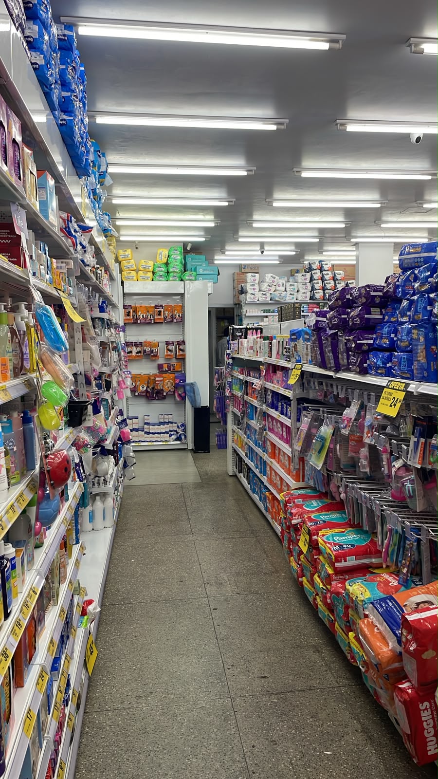 Corredor com produtos diversos