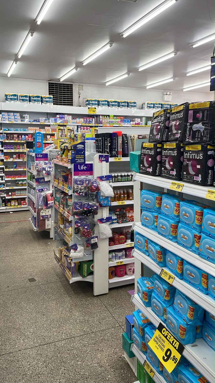 Prateleiras com ofertas de higiene